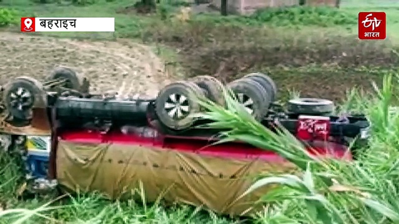 बहराइच में टैंकर पलटा, ग्रामीण बाल्टी-डिब्बे में भरकर ले गए डीजल, डंपर से हुई थी आमने-सामने टक्कर