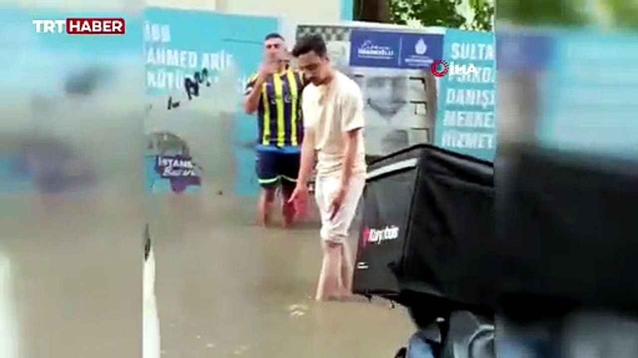İstanbul'da beklenen yağış felç etti: Yollar göle döndü