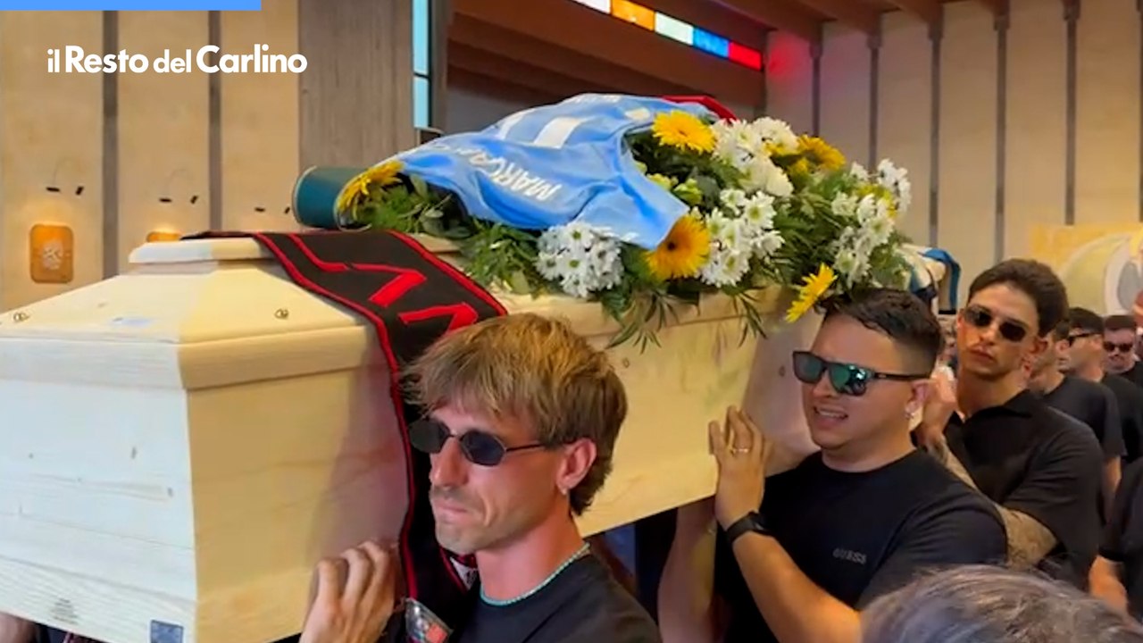 Fano saluta Edoardo, quasi mille persone ai funerali: Vasco Rossi e il coro al "capitano"