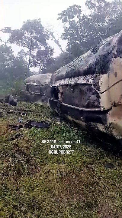 Caminhoneiro sobrevive após caminhão-tanque ser destruído em tombamento na BR-277