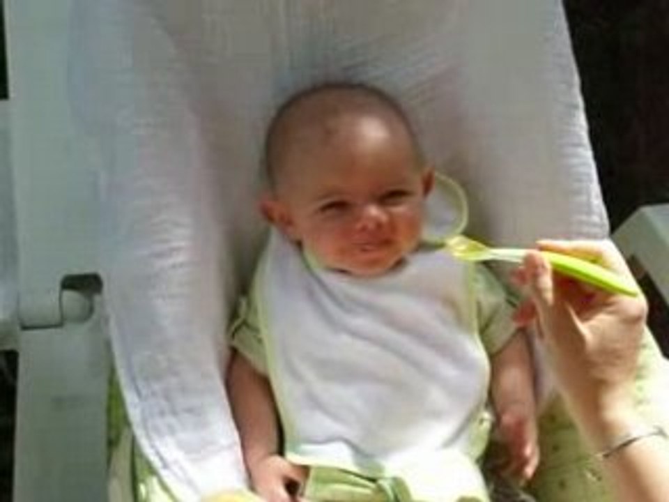 Je goûte la compote pommes bananes...