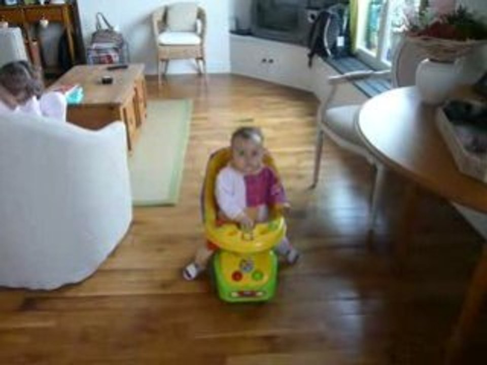 Romane avance dans soncamion