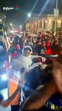 عريس يحتفل مع عروسته بتأهل منتخب مصر في شوارع المنصورة