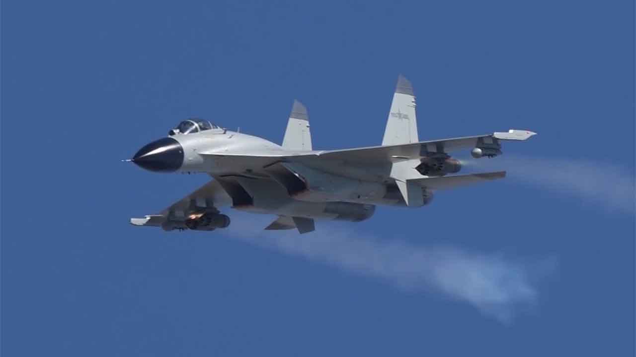 J-11B-Kampfjets absolvieren Bodenzielangriffstraining mit scharfer Munition in China