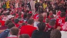 Espectacular rito vikingo de la afición Noruega en Times Square