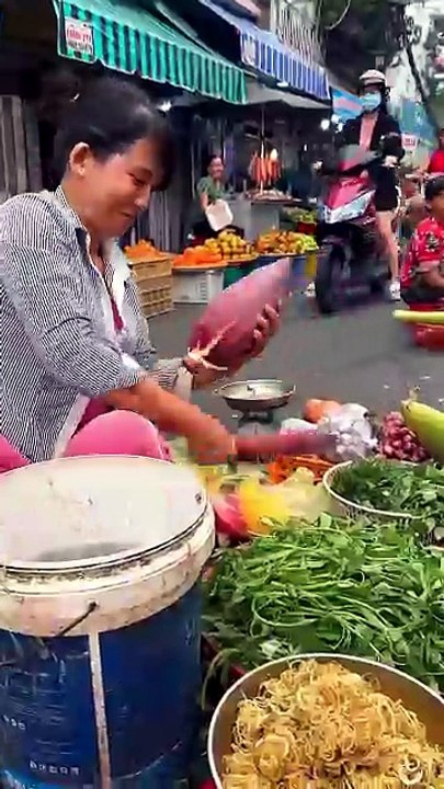 Cutting banana flowers for food