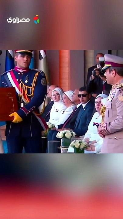 هدية تذكارية من وزير الدفاع للرئيس السيسي خلال افتتاح مقر القيادة الاستراتيجية