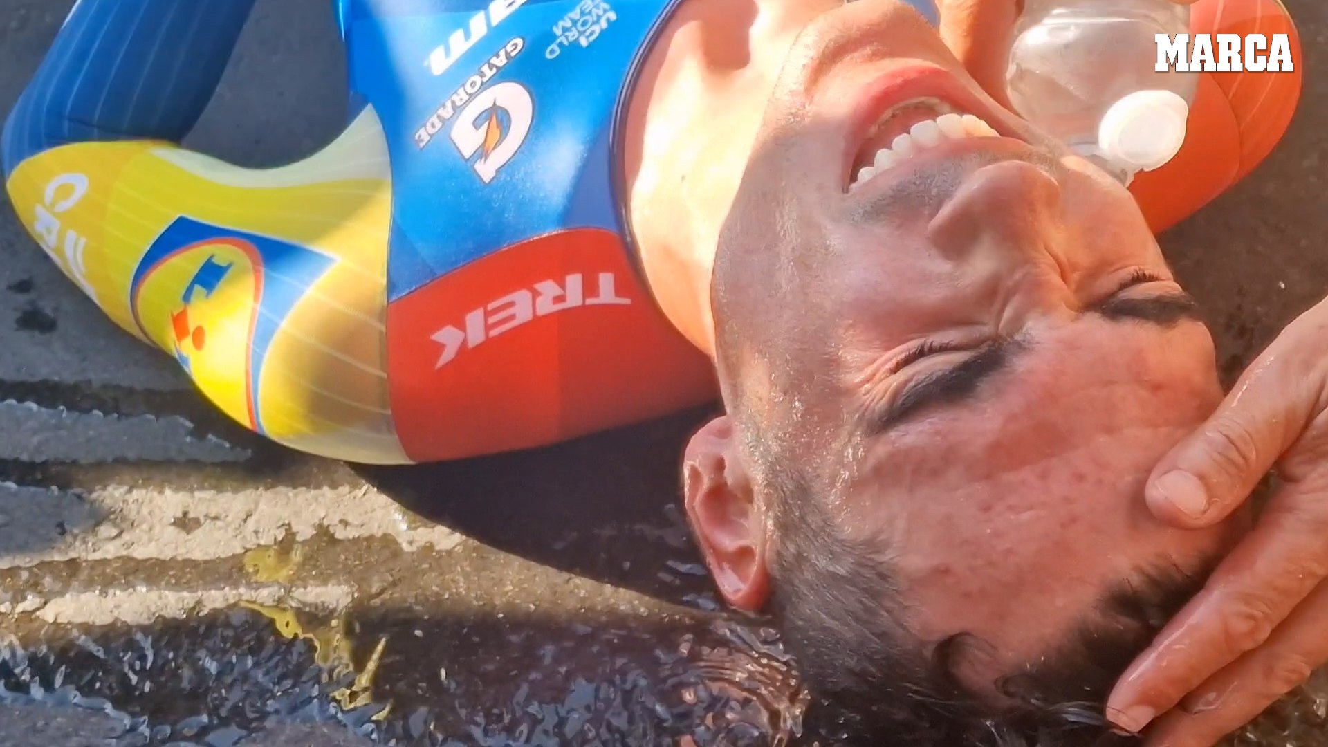 La extenuación de Ayuso en línea de meta tras darlo todo buscando el maillot amarillo: sus gestos impactan