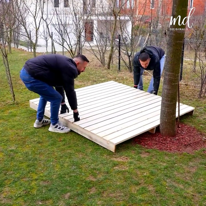 Upgrade your garden decor with only two reclaimed pallets