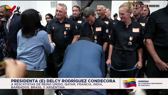 Pdta. (E) Delcy Rodríguez condecora a rescatistas y a brigadas caninas del Reino Unido