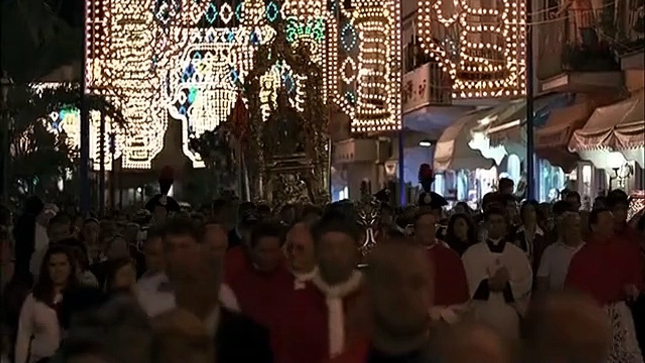 MUST WATCH_Privat lebt sie mit ihrem ebenfalls attraktiven und beruflich erfolgreichen Ehemann zusammen_42più _ 42Plus