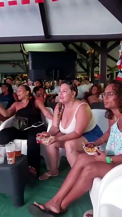 Les supporters français se réjouissent du pénalty obtenu par Doué contre le Paraguay lors des 8e de finale à la coupe du monde 2026.
