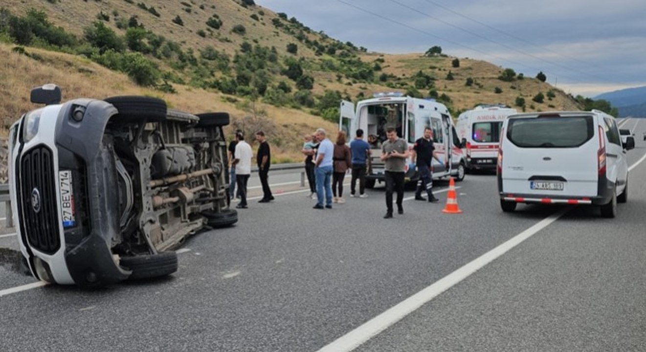 Erzincan'da minibüs devrildi