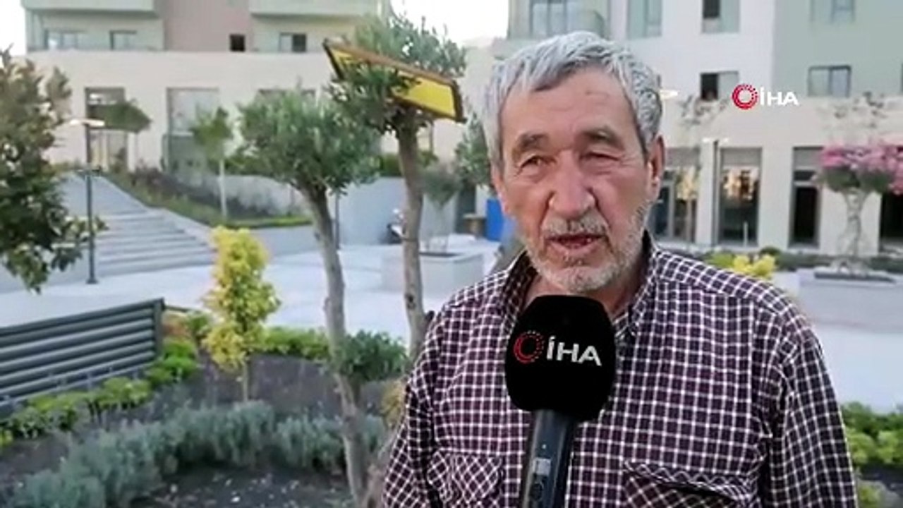 Sokağı istila eden arılara denk gelen arıcı, oğulu korkmadan çıplak elle topladı