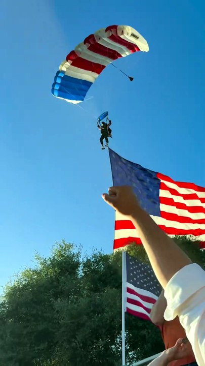 Un parachutiste accroché à un arbre chute au rodeo… et s’en sort quasi indemne