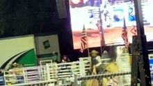 Un cow-boy tente un backflip sur la barrière… et finit percuté par des chevaux en plein rodéo