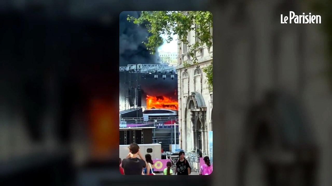 Plusieurs bateaux en feu dans le Vieux-Port de Marseille, face à la mairie