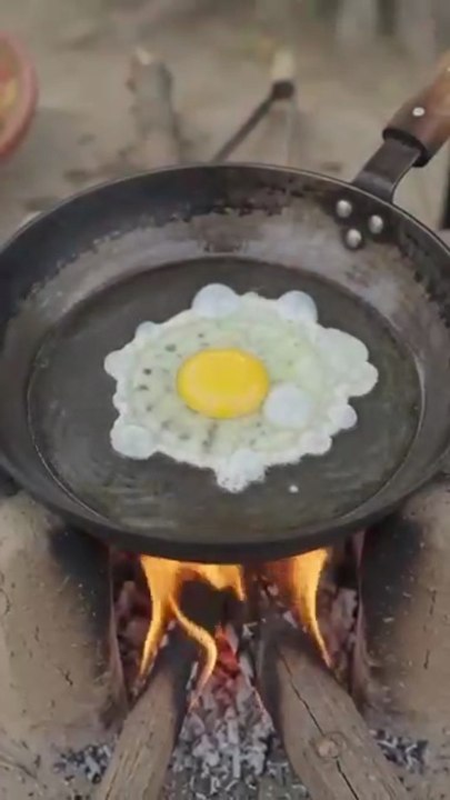 Perfect Half Fry Egg 🍳 | Sunny Side Up Egg Recipe #Shorts #HalfFryEgg #SunnySideUp #DesiBreakfast #CookingShorts