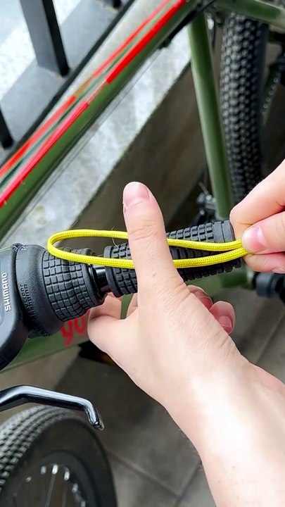 Use shoe laces for the perfect bike grip🙌
