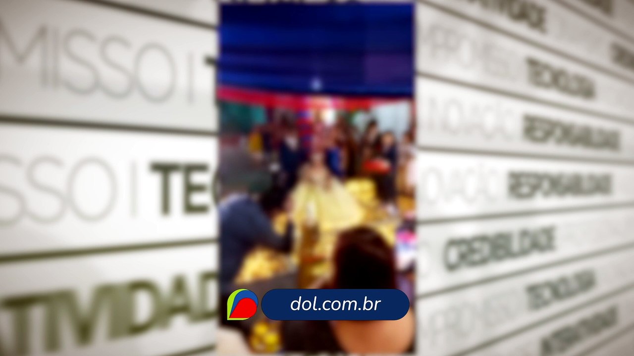 O exato momento em que piso do palafita desaba durante a festa de 15 anos.