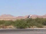 Alan Szabo Jr pilote un hélicoptère radiocommandé (2006)