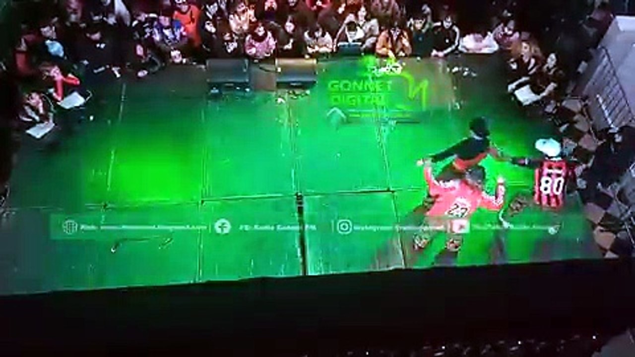 Bailarines caen de un escenario