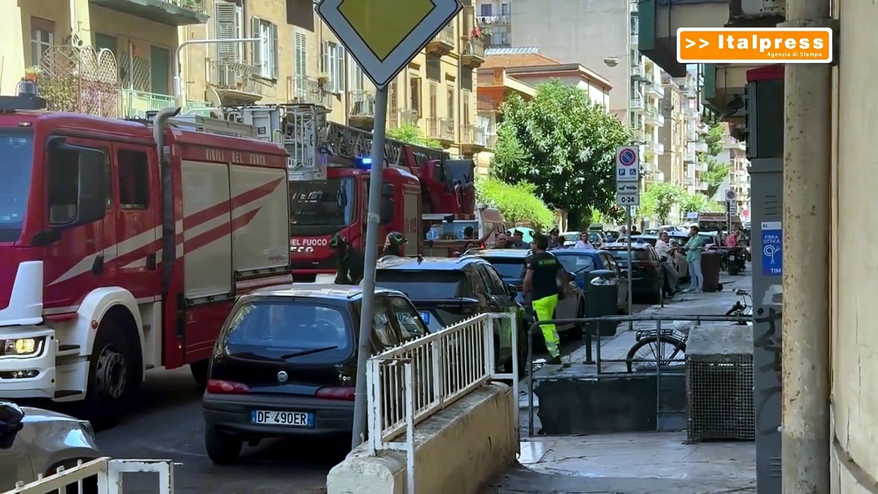 Omicidio a Palermo, un uomo si barrica in casa: le immagini