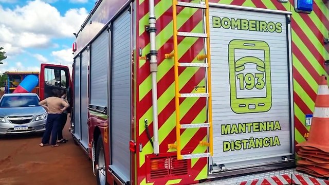 Bombeiros de Cascavel são acionados para combater incêndio em residência em Santa Tereza do Oeste