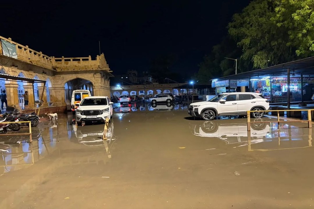 पहली ही बारिश में फिर पानी-पानी जिला अस्पताल