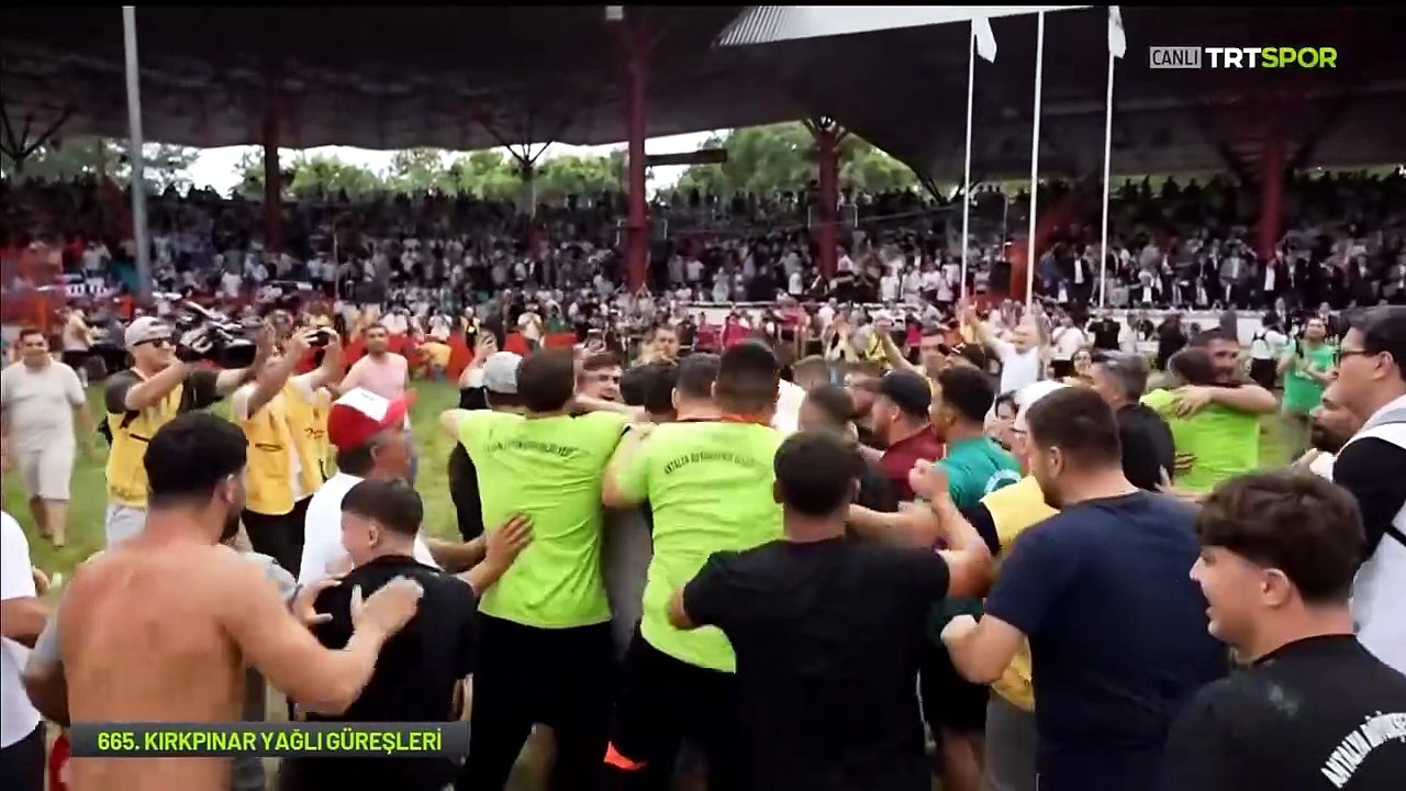 Rakipleri "Taş"a çarptı! İşte altın kemer videosu