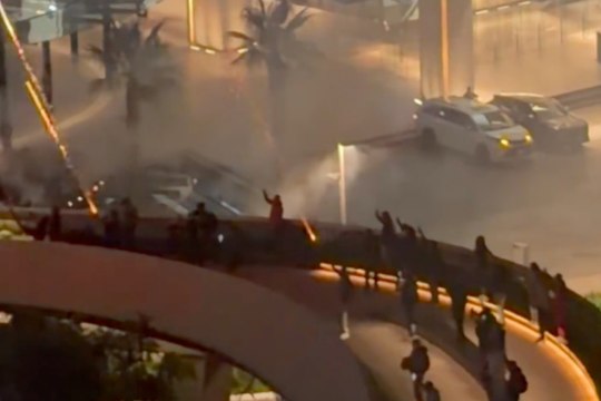 Los aficionados de México encienden la noche frente al hotel de Inglaterra antes del duelo mundialista
