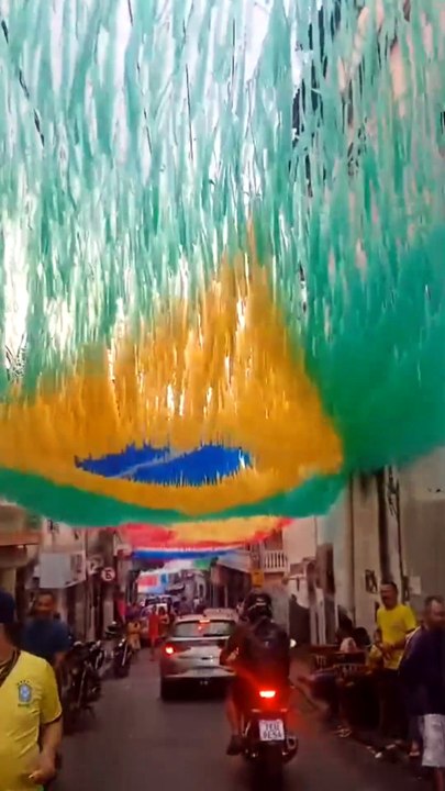 Verde e amarelo colorem a Rua Sete de Setembro, no Cabana