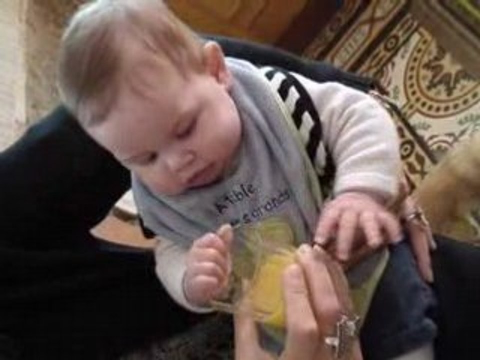Maë-Lou et le verre de jus d'orange!!
