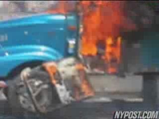 Camion in fiamme sul ponte di Brooklyn