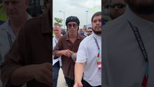Bruxo na área! Ronaldinho causa alvoroço ao chegar em estádio para Brasil x Noruega