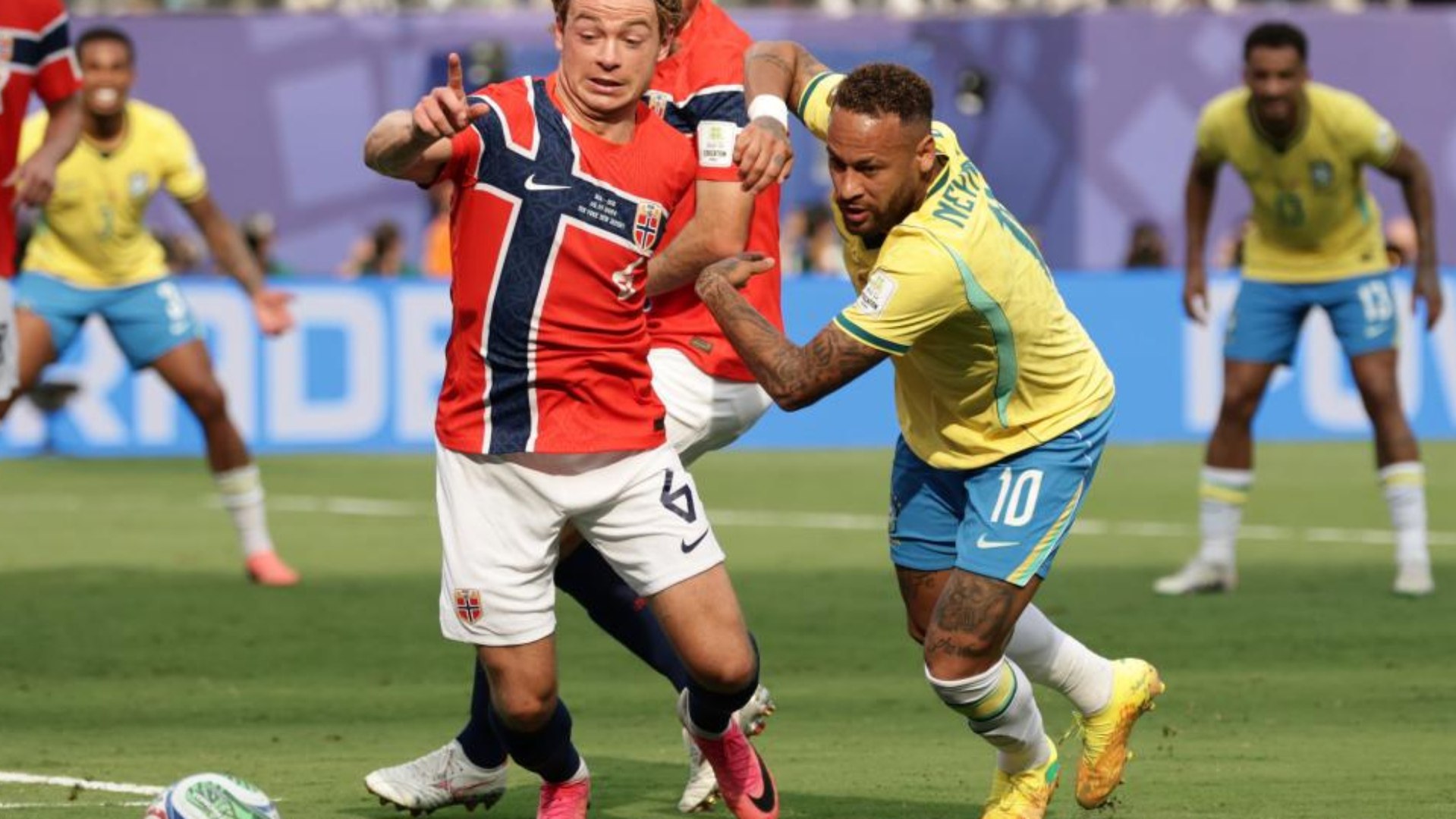 Casi llegan a las manos: enganchón de Neymar y Nyland en el penalti