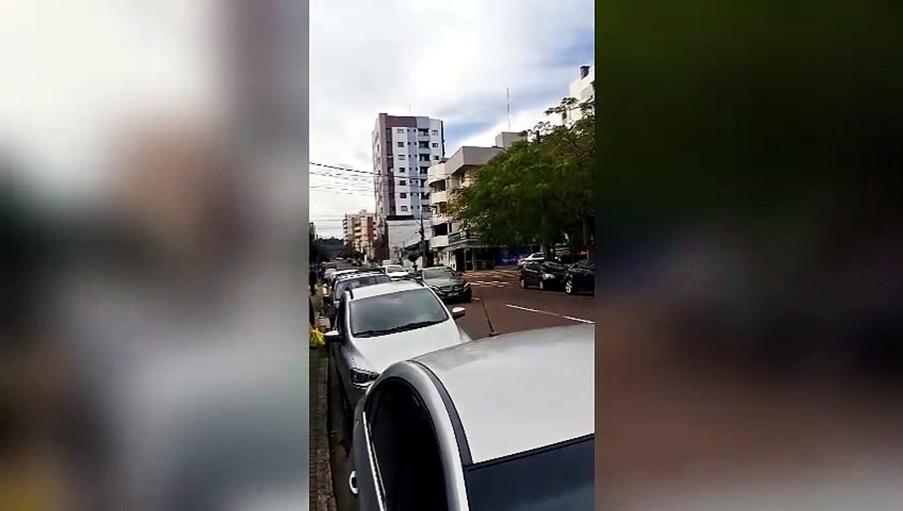 Homem é flagrado caminhando nu e recebe cuidados da assistência social no Paraná; vídeo