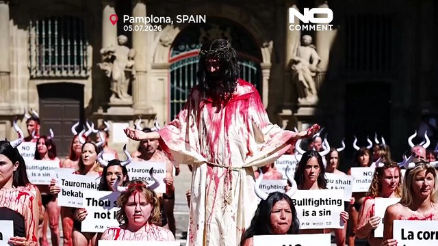 Espanha: ativistas cobertos de tinta vermelha protestam contra touradas em Pamplona