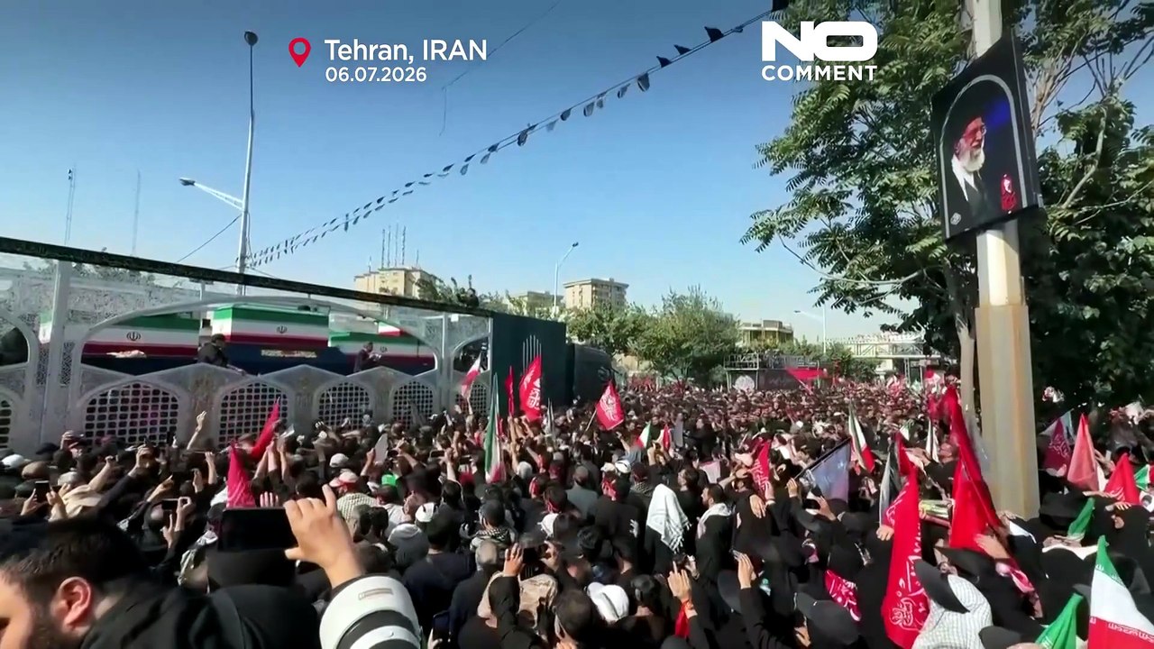 Гроб Али Хаменеи несут по улицам Тегерана
