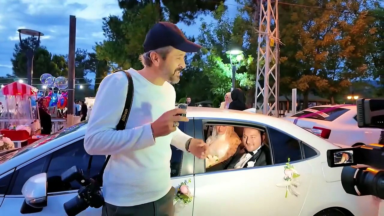 Düğüne rağmen ekrana kitlendiler!