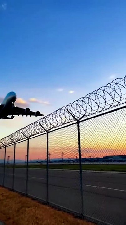 “Runway Chaos in Daylight   Emergency Crews Rush as Plane Slams Down” #EmergencyLanding #AirportDrama #AviationFootage #RunwayChaos #RealLanding