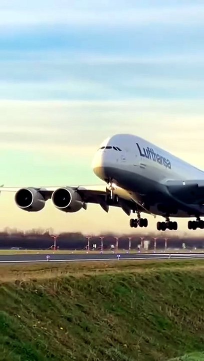 “Runway Chaos in Daylight   Emergency Crews Rush as Plane Slams Down” #EmergencyLanding #AirportDrama #AviationFootage #RunwayChaos #RealLanding