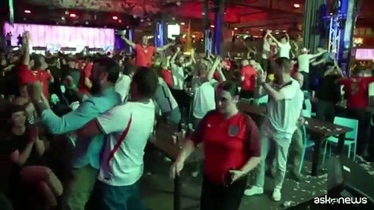 Manchester, la festa dei tifosi inglesi dopo la vittoria sul Messico