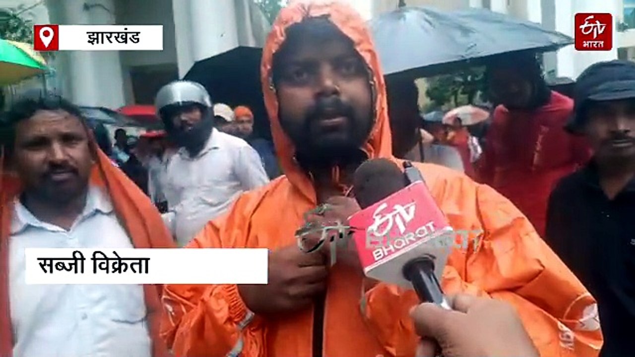 भारी बारिश के बीच नगर निगम पहुंचे सब्जी विक्रेत...