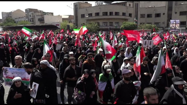 Teheran, folla al corteo funebre di Khamenei, cartelli contro Trump