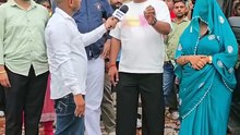 पीड़ित महिला को धमकाते हुए SDO बोला तेरा इलाज कर दूंगा ढंग से रुका जा..वाह रे सत्ता का नशा..महिला का मकान तोड़ने पहुंचा था SDO   SDO साहब किसी को तोड़ते हो किसी को छोड़ते हो.. गजब के दो नियम..