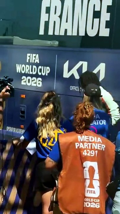 Les Bleus arrivent au stade sous une chaleur écrasante, Mbappé grimace en descendant du bus