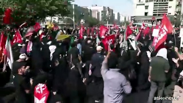Teheran, folla al corteo funebre di Khamenei, cartelli contro Trump