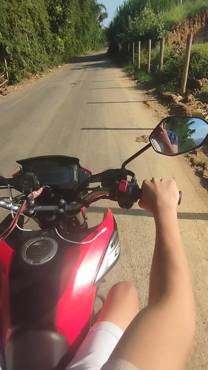 Gabriel andando de moto