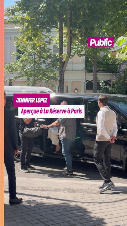Jennifer Lopez aperçue dans une robe blanche dos nu, qui lui va à merveille